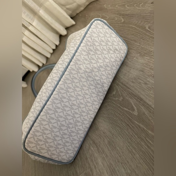 Michael Kors Handbag - Picture 2 of 6